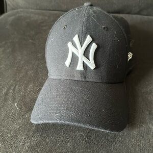 Dark blue Yankees vintage cap.